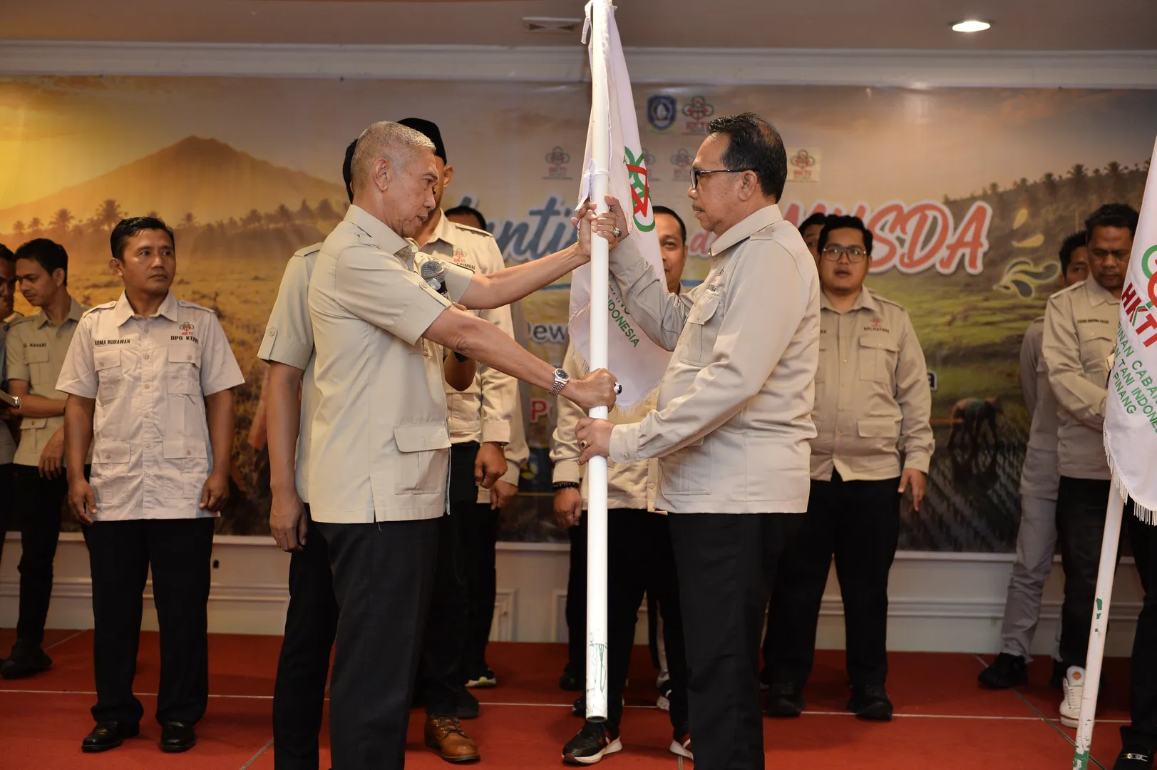 Penyerahan Pataka Bendera Kebesaran HKTI